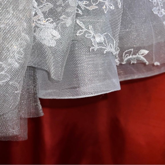 🆕MacDuggal Embroidered Illusion Puff Sleeve Gown|Size 14|$798 Retail|Minor Flaw - Picture 11 of 16